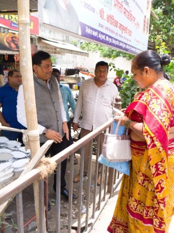 KHICHDI DISTRIBUTION BY PRAGATI FOUNDATION IN MUMBAI