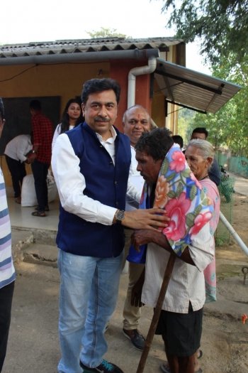 FREE BLANKET DISTRIBUTION CAMP