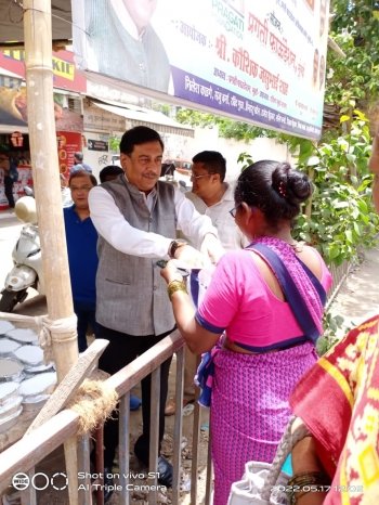 KHICHDI DISTRIBUTION BY PRAGATI FOUNDATION IN MUMBAI