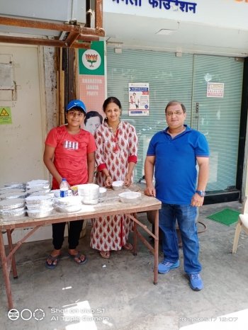 KHICHDI DISTRIBUTION BY PRAGATI FOUNDATION IN MUMBAI