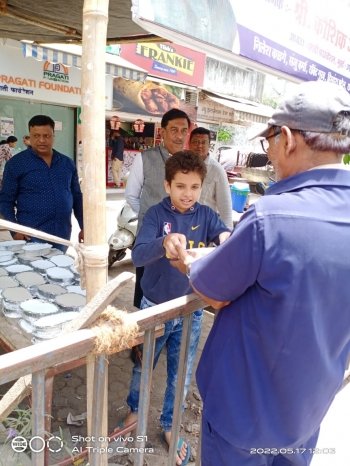KHICHDI DISTRIBUTION BY PRAGATI FOUNDATION IN MUMBAI